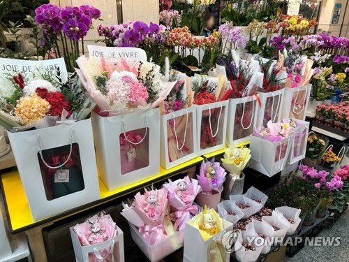 주인을 기다리는 꽃다발들지난 7일 서울 고속터미널역의 한 꽃집 앞에 인형 꽃다발 등이 포장돼 있다. 2025.2.9. [촬영 김유진]