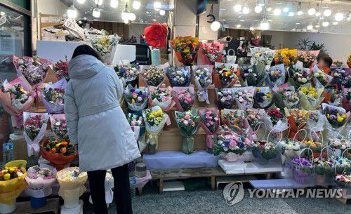 어떤 꽃다발이 좋을까지난 7일 서울 고속터미널역의 한 꽃집 앞에서 손님이 꽃다발을 구경하고 있다. 2025.2.9. [촬영 김유진]