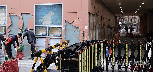 서부지법 난동사태, 복구작업 시작(서울=연합뉴스) 이진욱 기자 = 윤석열 대통령이 내란 우두머리 혐의로 구속되자 일부 윤 대통령 지지자들이 서울서부지방법원 내부로 난입해 불법폭력사태를 일으킨 19일 오후 서부지법에서 청사 관계자들이 파손된 시설물과 물품 등을 치운 뒤 복구작업을 하고 있다. 2025.1.19 cityboy@yna.co.kr