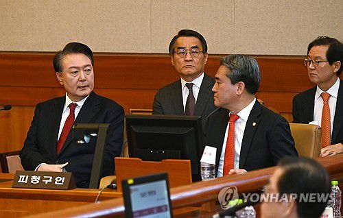 변호인단과 대화하는 윤 대통령(서울=연합뉴스) 윤석열 대통령 탄핵심판 6차 변론이 열린 6일 서울 종로구 헌법재판소 대심판정에 윤 대통령이 변호인단과 대화하고 있다. 2025.2.6 [사진공동취재단] photo@yna.co.kr