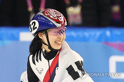 3관왕 달성하고 환히 웃는 최민정(하얼빈=연합뉴스) 서대연 기자 = 9일 중국 하얼빈 헤이룽장 빙상훈련센터 다목적홀에서 열린 하얼빈 동계아시안게임 쇼트트랙 여자 1000m 결승에서 금메달을 차지한 최민정이 태극기를 두르고 세리머니를 하며 밝게 웃고 있다. 2025.2.9 dwise@yna.co.kr
