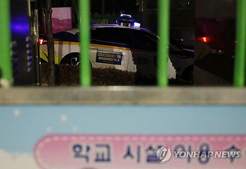 대전 초등학교서 8세 여아 피살…경찰 조사(대전=연합뉴스) 강수환 기자 = 10일 오후 5시 50분께 대전 서구 한 초등학교에서 초등학교 1학년생인 A(8)양이 흉기에 찔려 심정지 상태로 발견됐으나 숨졌다. 현장에서는 교사 B(40대)씨도 자상을 입었으나 의식이 있는 상태로 발견돼 병원으로 옮겨졌다. 경찰은 B씨가 A양을 흉기로 찌른 뒤 자해한 것으로 보고 자세한 사고 경위를 조사하고 있다. 사진은 초등학교에 주차된 경찰차. 2025.2.10 swan@yna.co.kr