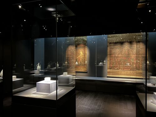 수월관음도와 지장시왕도    (서울=연합뉴스) 김예나 기자 = 11일 서울 강남구 호림박물관 신사 분관에서 개막한 '호림명보'(湖林名寶) 특별전 전시실에 고려 불화인 수월관음도와 조선 전기 불화인 지장시왕도가 전시돼 있다. 2025.2.11     yes@yna.co.kr