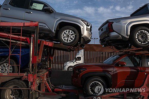 차량 싣고 미국 국경 인근 지나가는 멕시코 트레일러 [AFP 연합뉴스 자료사진. 재판매 및 DB 금지]