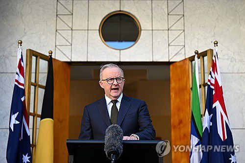 호주총리 "트럼프, 호주산 철강·알루미늄 관세 면제 고려 중"(캔버라 EPA=연합뉴스) 앤서니 앨버니지 호주 총리가 11일(현지시간) 캔버라 의회 앞에서 기자회견을 하고 있다. 2025.02.11