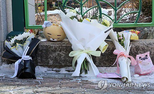 피해 초등학생 추모하는 꽃과 과자(대전=연합뉴스) 강수환 기자 = 11일 오전, 초등생 1학년 여아가 살해당한 대전 서구 한 초등학교에 시민들이 두고 간 편지와 꽃, 과자, 인형 등이 놓여있다. 2025.2.11 swan@yna.co.kr