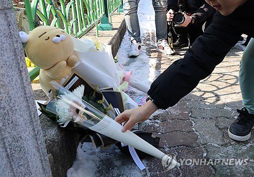학교에 놓인 추모의 마음(대전=연합뉴스) 강수환 기자 = 11일 오전, 초등생 1학년 여아가 살해당한 대전 서구 한 초등학교 앞에서 한 아동이 국화꽃을 두고 추모하고 있다. 2025.2.11 swan@yna.co.kr