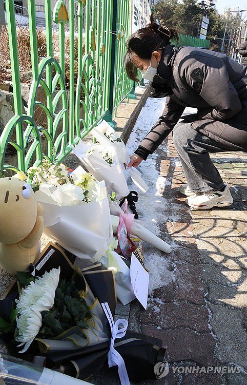학교 앞에 놓이는 추모의 마음(대전=연합뉴스) 강수환 기자 = 11일 오전, 초등생 1학년 여아가 살해당한 대전 서구 한 초등학교 앞에서 한 시민이 국화꽃을 놓아두고 있다. 2025.2.11 swan@yna.co.kr
