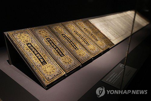 국보 '백지묵서 묘법연화경 권1~7'(서울=연합뉴스) 강민지 기자 = 11일 서울 강남구 호림박물관 신사 분관에서 열린 '호림명보'(湖林名寶) 특별전 기자 간담회에서 참석자들이 국보 백지묵서 묘법연화경 권1~7을 둘러보고 있다. 2025.2.11 mjkang@yna.co.kr