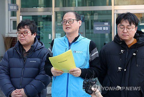 전교조 강원지부 "체험학습 사고 인솔 교사 유죄 판결 유감"(춘천=연합뉴스) 양지웅 기자 = 11일 강원 춘천지법 앞에서 최고봉 전국교직원노동조합 강원지부장이 이날 재판에서 체험학습 사고 인솔 교사에게 유죄를 판결한 재판부에 유감을 표명하고 있다. 2025.2.11 yangdoo@yna.co.kr