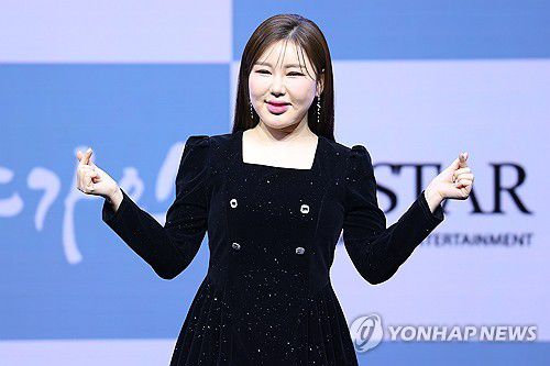 송가인, 트로트의 여왕(서울=연합뉴스) 진연수 기자 = 가수 송가인이 11일 오후 서울 강서구 스카이아트홀에서 열린 정규 4집 '가인;달' 발매 기념 쇼케이스에서 포즈를 취하고 있다. 2025.2.11 jin90@yna.co.kr