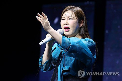 송가인, 아름다운 열창(서울=연합뉴스) 진연수 기자 = 가수 송가인이 11일 오후 서울 강서구 스카이아트홀에서 열린 정규 4집 '가인;달' 발매 기념 쇼케이스에서 타이틀 곡 '아사달' 무대를 선보이고 있다. 2025.2.11 jin90@yna.co.kr