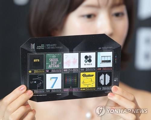 온라인 사전 판매 완판된 BTS 우표 (서울=연합뉴스) 류영석 기자 = 12일 오전 서울중앙우체국에서 모델들이 방탄소년단 데뷔 10주년 기념우표를 선보이고 있다. 2023.6.12