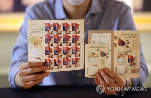 유관순 열사 순국 100주년 맞아 기념 우표 발행(서울=연합뉴스) 김인철 기자 = 28일 서울 중구 우표박물관에서 직원이 '유관순 열사 100주년' 기념우표를 소개하고 있다. 2020.9.28