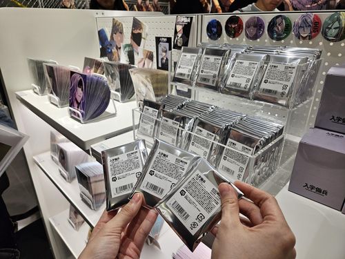 '입학용병' 굿즈를 고르는 손(도쿄=연합뉴스) 김경윤 기자 = 11일 일본 도쿄(東京) 라인프렌즈 스퀘어 시부야에서 운영 중인 웹툰 '입학용병' 팝업스토어 방문자가 굿즈(상품)를 고르고 있다. 2025.2.11 heeva@yna.co.kr