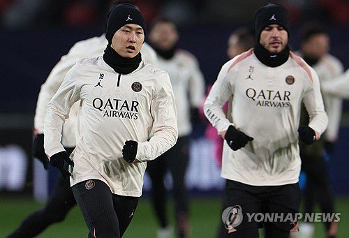 브레스트와의 경기에 앞서 몸 푸는 PSG 이강인(왼쪽)[AFP=연합뉴스]