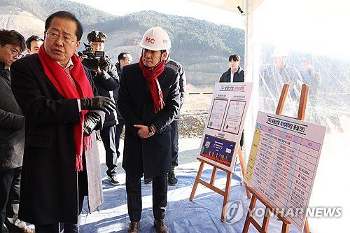 홍준표 대구시장, 군위군 채석장 방문(대구=연합뉴스) 박세진 기자 = 홍준표 대구시장이 15일 대구 군위군 효령면 한 채석장을 방문해 대구경북통합신공항 건설 사업 협조를 요청하고 있다. 2025.1.15 psjpsj@yna.co.kr