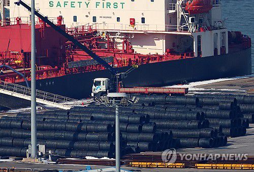 평택항에 쌓인 철강 제품[연합뉴스 자료사진]