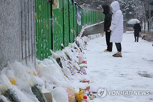 위로의 마음 전하는 추모객(대전=연합뉴스) 강수환 기자 = 대전 초등학생 김하늘 양 피살사건이 발생한 대전 서구의 한 초등학교 정문에서 12일 오전 한 시민이 추모하고 있다. 학교 정문에는 시민들이 붙여놓은 쪽지와 꽃, 인형, 선물들이 가득 차 있는 모습이다. 2025.2.12 swan@yna.co.kr