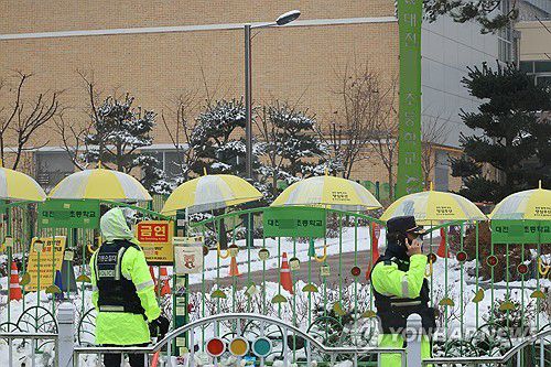 학교 앞에 놓인 우산들(대전=연합뉴스) 강수환 기자 = 대전 초등학생 김하늘 양 피살사건이 발생한 대전 서구의 한 초등학교 정문에 12일 오전 추모객들이 놓고 간 꽃과 편지 위에 우산이 놓여 있다. 학교 정문에는 시민들이 붙여놓은 쪽지와 꽃, 인형, 선물들이 가득 차 있는 모습이다. 2025.2.12 swan@yna.co.kr