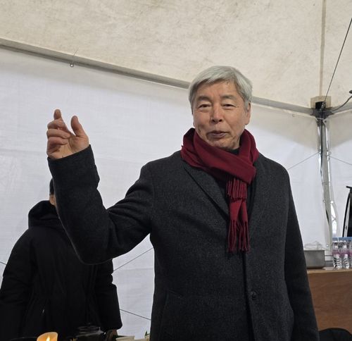 달집태우기 프로젝트를 설명하는 이배 작가