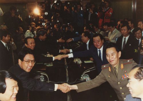 1989년 11월 15일 남북고위급회담 4차 예비회담 전 악수하는 남북 대표단[통일부 제공. 재판매 및 DB 금지]