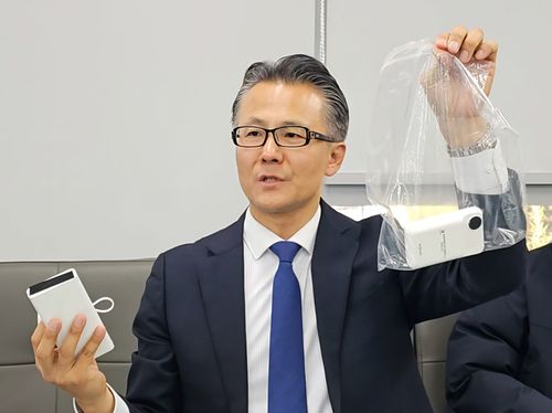 투명 봉지에 넣거나 절연테이프 붙인 배터리 들어 보이는 유경수 항공안전정책관[촬영 임성호]