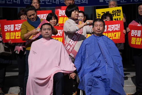 삭발하는 윤수봉, 권요안 전북도의원[전북특별자치도의회 제공. 재판매 및 DB금지]