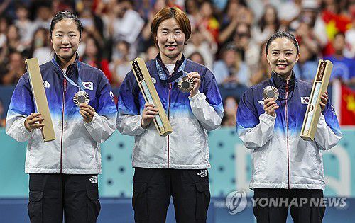 우리의 노력, 이 소중한 메달로(파리=연합뉴스) 임화영 기자 = 10일(현지시간) 프랑스 파리 사우스 파리 아레나에서 열린 2024 파리올림픽 여자 단체전 동메달 결정전에서 독일을 꺾고 승리한 한국팀 (왼쪽부터) 신유빈, 이은혜, 신유빈, 전지희가 시상대에 올라 동메달을 전달받은 뒤 들어 보이고 있다. 2024.8.11 hwayoung7@yna.co.kr