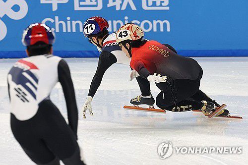 치열하게 자리 다투는 박지원과 린샤오쥔(하얼빈=연합뉴스) 서대연 기자 = 9일 중국 하얼빈 헤이룽장 빙상훈련센터에서 열린 동계아시안게임 쇼트트랙 남자 5000m 계주 결승에서 박지원과 중국 린샤오쥔(한국명 임효준)이 자리를 다투고 있다. 한국 실격, 중국 동메달. 2025.2.9 dwise@yna.co.kr
