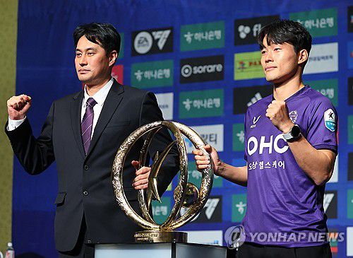 2025 K리그 우승은 우리가!, 미디어데이 참석한 안양 유병훈 감독-이창용(서울=연합뉴스) 김도훈 기자 = 13일 서울 서대문구 스위스 그랜드호텔에서 열린 '하나은행 K리그1 2025 개막 미디어데이'에서 안양 FC 유병훈 감독과 이창용이 우승 트로피 앞에서 포즈를 취하고 있다. 2025.2.13 superdoo82@yna.co.kr