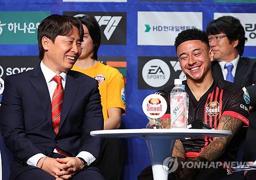 화기애애 FC서울(서울=연합뉴스) 김도훈 기자 = 13일 서울 서대문구 스위스 그랜드호텔에서 열린 '하나은행 K리그1 2025 개막 미디어데이'에서 FC서울 김기동 감독과 린가드가 밝은 표정으로 이야기를 나누고 있다. 2025.2.13 superdoo82@yna.co.kr