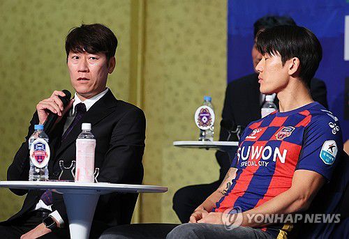 출사표 던지는 수원FC 김은중 감독(서울=연합뉴스) 김도훈 기자 = 13일 서울 서대문구 스위스 그랜드호텔에서 열린 '하나은행 K리그1 2025 개막 미디어데이'에서 수원FC 김은중 감독이 이번 시즌에 임하는 각오를 밝히고 있다. 오른쪽은 이용. 2025.2.13 superdoo82@yna.co.kr