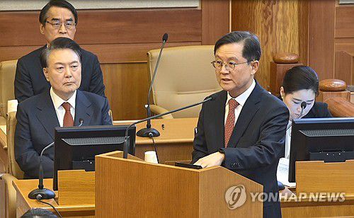 윤갑근 변호사, 윤 대통령 탄핵 심판 8차 변론 발언(서울=연합뉴스) 윤석열 대통령측 윤갑근 변호사가 13일 서울 종로구 헌법재판소에서 열린 윤 대통령 탄핵 심판 8차 변론에서 발언하고 있다.  2025.2.13  [헌법재판소 제공. 재판매 및 DB 금지] photo@yna.co.kr