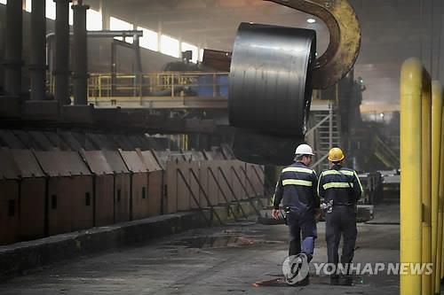 미국 철강 공장 (워싱턴DC AFP=연합뉴스) 미 인디애나주 포티지 소재 NLMK 철강공장에서 두 작업자가 이동하며 대화하는 모습. bulls@yna.co.kr