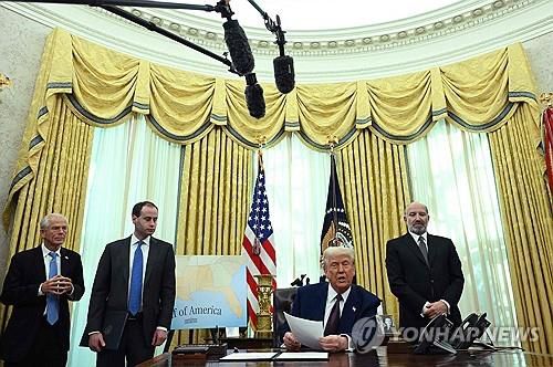 상호관세 부과 구상 발표하는 트럼프[워싱턴 AFP=연합뉴스 재판매 및 DB금지]