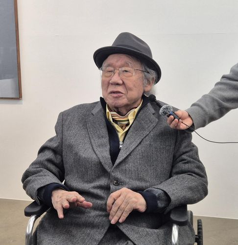 하종현 작가 (서울=연합뉴스) 황희경 기자 = 하종현 작가가 13일 서울 소격동 아트선재센터 '하종현 5975'전 개막을 앞두고 자신의 작업을 설명하고 있다. 2025.2.14. zitrone@yna.co.kr