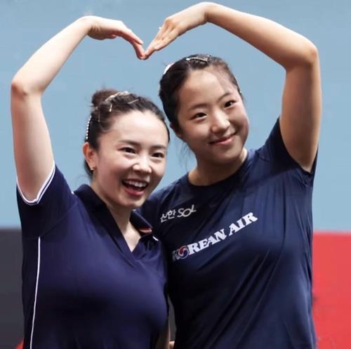 싱가포르 스매시 경기 후 하트 그린 신유빈(오른쪽)과 전지희[WTT 인스타그램 캡처. 재판매 및 DB 금지]