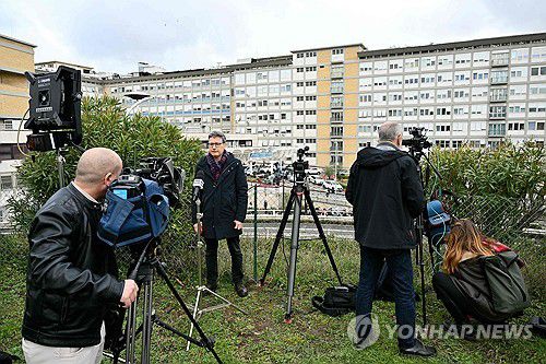 제멜리 종합병원 앞에서 교황 입원 소식 전하는 취재진[AFP 연합뉴스. 재판매 및 DB 금지]