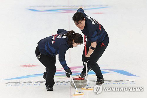 '하얼빈에서'(하얼빈=연합뉴스) 박동주 기자 = 8일 중국 하얼빈 핑팡 컬링 아레나에서 열린 컬링 믹스더블 결승 한국과 일본의 경기에서 한국 김경애-성지훈이 경기를 펼치고 있다. 2025.2.8 pdj6635@yna.co.kr
