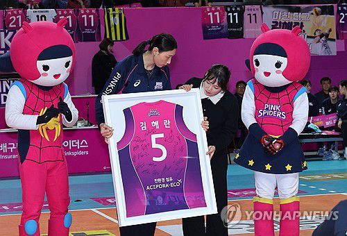 액자 선물 받는 김해란(인천=연합뉴스) 임순석 기자 = 여자 프로배구 흥국생명 김해란이 9일 인천 삼산월드체육관에서 열린 은퇴식에서 김연경 선수로부터 기념 액자를 전달받고 있다. 2025.2.9 soonseok02@yna.co.kr