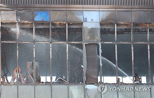 부산 기장군 호텔 신축 공사 현장 화재(부산=연합뉴스) 강선배 기자 = 14일 부산 기장군 반얀트리 호텔 신축 공사장에서 화재가 발생해 소방대원들이 진화 작업을 하고 있다. 2025.2.14 sbkang@yna.co.kr