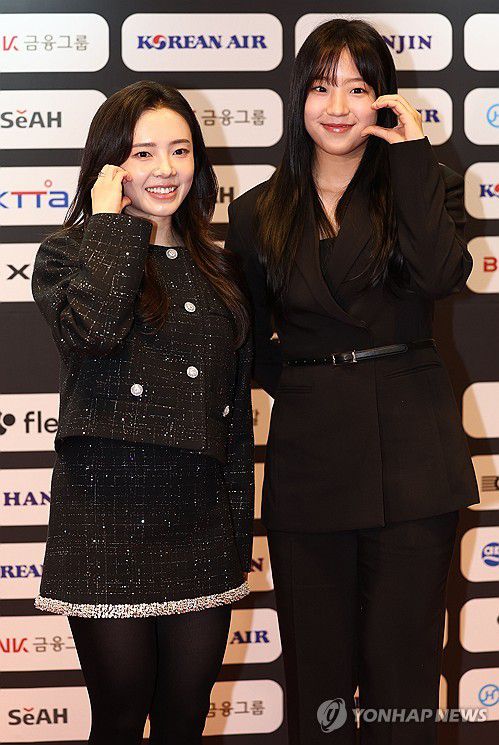 다정하게 포즈 취하는 신유빈-전지희(서울=연합뉴스) 김인철 기자 = 14일 서울 JW메리어트 동대문 스퀘어 서울호텔에서 열린 대한탁구협회 'KTTA 어워즈 2025'에서 신유빈(오른쪽)과 전지희가 포토타임을 갖고 있다. 2025.2.14 yatoya@yna.co.kr