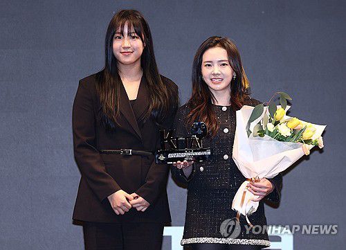 탁구 국가대표 은퇴식하는 전지희(서울=연합뉴스) 김인철 기자 = 전지희가 14일 서울 JW메리어트 동대문 스퀘어 서울호텔에서 열린 대한탁구협회 'KTTA 어워즈 2025 행사' 중 진행된 은퇴식에서 신유빈으로부터 감사패를 전달받은 뒤 기념촬영을 하고 있다. 2025.2.14 yatoya@yna.co.kr