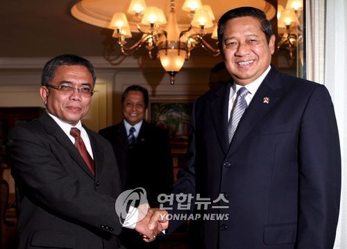 손잡은 인도네시아 대통령과 아체 주지사자유 아체 운동(GAM) 지도자였다가 평화 협정 체결 후 아체 주지사가 된 이르완디 유수프(왼쪽)가 2007년 1월 11일 자카르타에서 수실로 밤방 유도요노 인도네시아 대통령과 악수하고 있다. [EPA 연합뉴스 자료사진. 재판매 및 DB 금지]