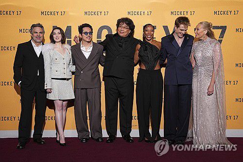 지난 13일(현지시간) 영국 런던에서 '미키 17' 월드 프리미어 참석한 봉준호 감독과 출연 배우들[런던 AP=연합뉴스. 재판매 및 DB 금지]
