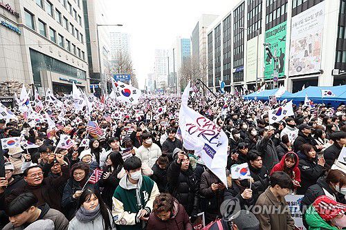 광주 금남로 가득 채운 탄핵 반대파(광주=연합뉴스) 천정인 기자 = 15일 광주 동구 금남로에서 비상계엄으로 탄핵 소추된 윤석열 대통령을 지지하는 집회가 열리고 있다. 2025.2.15 iny@yna.co.kr