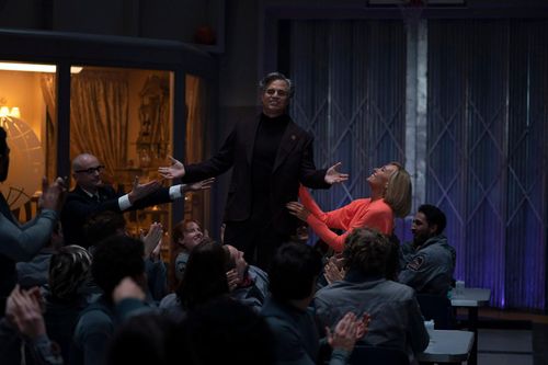 '미키17'의 마샬 부부[ⓒ2025 Warner Bros. Entertainment Inc. 재판매 및 DB 금지]