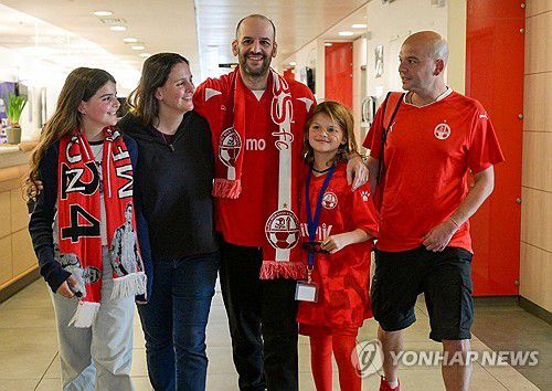 가족과 재회한 석방 인질 야이르 호른 (텔아비브 로이터=연합뉴스) 2025년 2월 15일 이스라엘 텔아비브의 수라스키 의료원(이칠로프)에서 야이르 호른이 가족들과 재회하고 있다. 호른은 2023년 10월 7일 하마스의 테러공격 직후 납치돼 인질이 됐다가 이번에 포로교환으로 석방됐다. 로이터를 통해 배포된 이스라엘 정부 공보부 제공 사진. (GPO/Handout via REUTERS) [이스라엘 공보부 제공 사진. DB 및 재판매 금지] 2025.2.16.