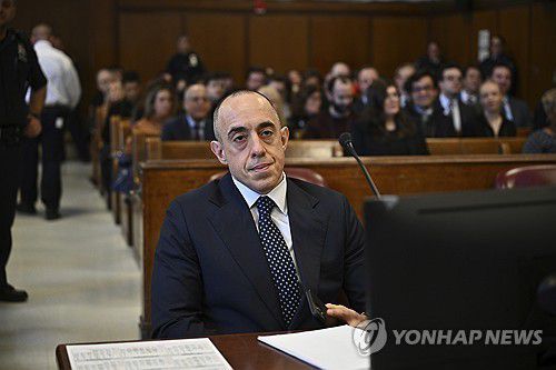 법무부 부장관 된 트럼프 변호인 에밀 보브(뉴욕 AP=연합뉴스 자료사진) 2025년 1월 10일 도널드 트럼프 당시 미국 대통령 당선인이 피고인인 '포르노 배우 입막음 돈 사건'의 선고공판에 피고인 변호인으로 참석한 에밀 보브 변호사. 그는 열흘 후 트럼프 대통령이 취임한 후 법무부 부장관 직무대리로 임명됐다.     (Angela Weiss/Pool Photo via AP) 2025.2.16.